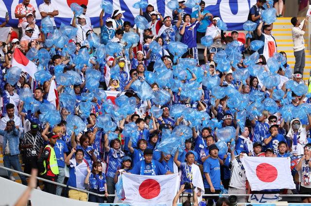 '축구장 청소 칭찬에 기뻐하는 노예'…자국민 비난한 일본인