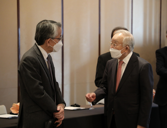 손경식(오른쪽) 한국경영자총협회 회장이 30일 서울 중구 웨스틴조선호텔에서 아이보시 고이치 주한일본대사와 대화하고 있다. 사진 제공=경총