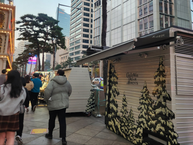서울 중구 소공동 롯데백화점 본점 앞에 크리스마스 디자인으로 외관을 꾸민 노점 부스가 자리해 있다./송주희기자