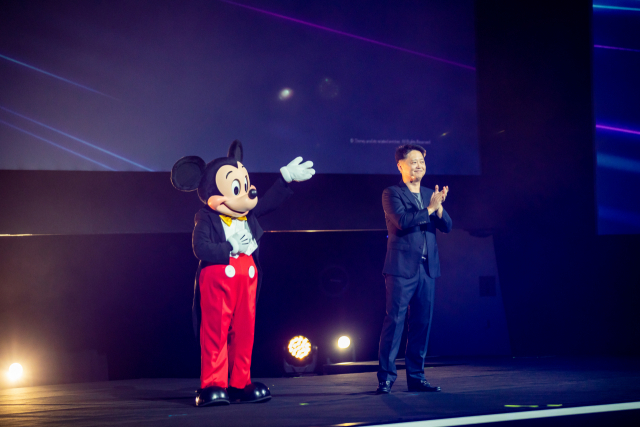 30일(현지시간) 싱가포르 마리나 베이 샌즈에서 개최된 '디즈니 콘텐츠 쇼케이스 2022'에서 루크 강 월트디즈니 컴퍼니 아태지역 총괄사장이 미키마우스와 함께 이야기하고 있다. 사진 제공=월트디즈니 컴퍼니