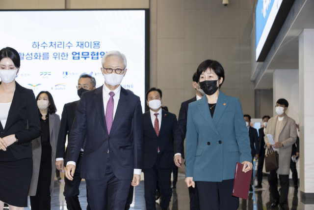 한화진 환경부장관이 30일 오전 삼성전자 화성캠퍼스에서 열린 하수처리수 재이용 활성화를 위한 업무협약식에 참석하기 위해 경계현 삼성전자DS부문 대표이사와 함께 행사장으로 입장하고 있다. 사진제공=환경부