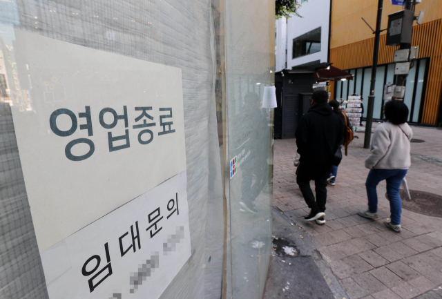 지난달 18일 서울 명동의 폐업 점포에 임대 안내문이 붙어있다. 연합뉴스