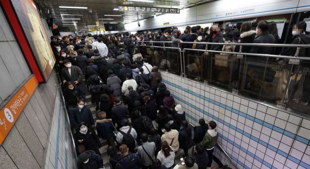 지하철 파업으로 퇴근길 대란 “계단까지 긴 줄…택시도 안 잡힌다”
