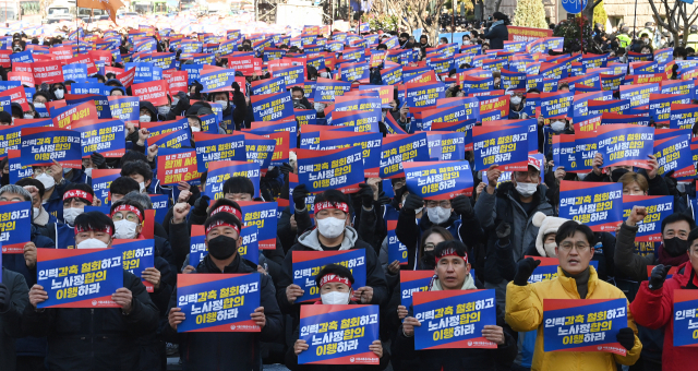 민주노총 산하 서울교통공사노동조합 조합원들이 30일 서울 중구 세종대로 서울광장에서 열린 총파업 출정식에 참석해 인력 감축 철회 등을 요구하며 구호를 외치고 있다. 오승현 기자