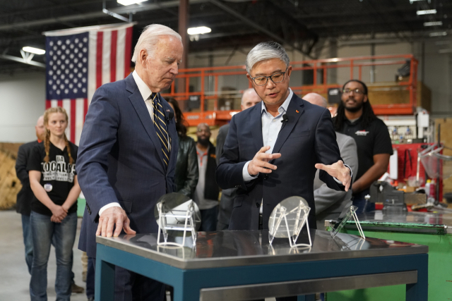 조 바이든(왼쪽) 미국 대통령이 29일(현지 시간) 미시간주 베이시티의 SK실트론 CSS 공장을 방문해 지안웨이 동 SK실트론 최고경영자(CEO)의 설명을 듣고 있다. AP연합뉴스