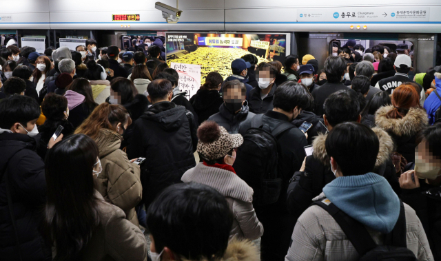 서울교통공사 노동조합이 파업에 돌입한 30일 서울 지하철 4호선 충무로역 승강장이 승객들로 가득 차 있다. 연합뉴스