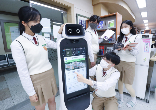 경북 구미 사곡고에서 학생들이 LG 클로이 가이드봇을 체험하는 모습. 사진 제공=LG전자