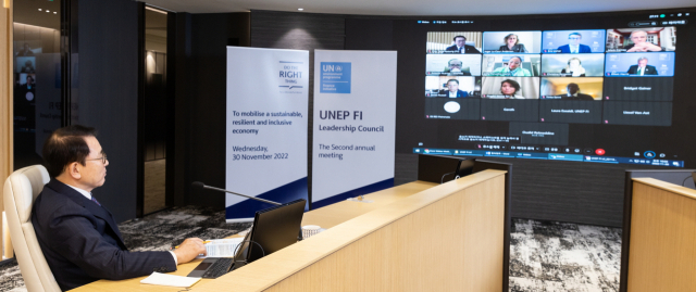 조용병 신한금융 회장이 지난달 30일 유엔 환경계획 금융이니셔티브(UNEP FI)의 공식 파트너십 기구인 ‘리더십 위원회(Leadership Council)’의 제2차 연례회의에 참석하고 위원들과 ESG 경영의 발전 방향에 대해 논의하고 있다. 사진 제공=신한금융