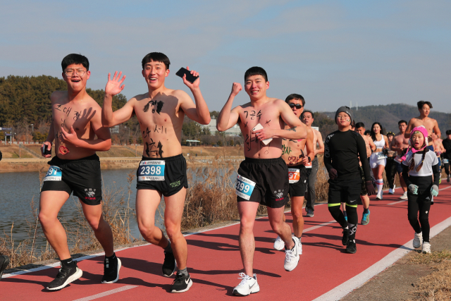 맥키스컴퍼니가 2020년 개최한 ‘대전맨몸마라톤’ 참가자들이 갑천변을 달리고 있다. 사진제공=맥키스컴퍼니