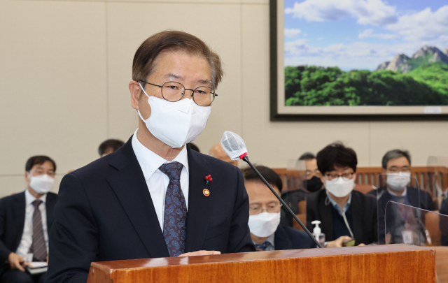 이정식 고용노동부 장관이 1일 오전 서울 여의도 국회에서 열린 환경노동위원회 전체회의에서 법안 통과 인사말을 하고 있다. 연합뉴스