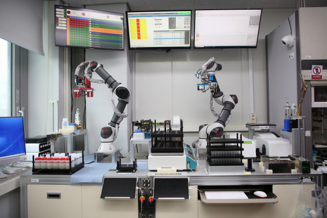 한국에너지기술연구원 연구진이 실내에 구축한 로봇을 활용한 촉매 성능 평가 자동화 실험실. 사진제공=한국에너지기술연구원