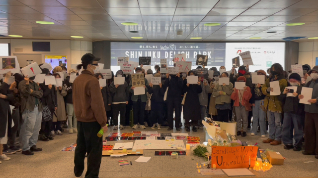 27일(현지시간) 일본 도쿄 신주쿠역에서 중국 우루무치 화재 희생자를 애도하고 중국 당국의 코로나19 규제를 규탄하는 시위대가 백지를 들고 서있다. 로이터연합뉴스