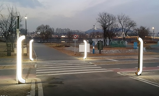 한강공원 자전거도로에 설치된 괄호등 모습. 사진 제공=서울시