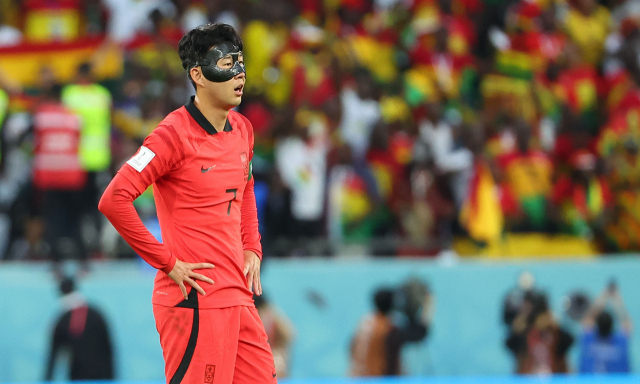 28일 카타르 월드컵 조별리그 2차전에서 한국이 가나의 모하메드 쿠두스에게 추가골을 허용하자 손흥민이 아쉬워하고 있다. 연합뉴스