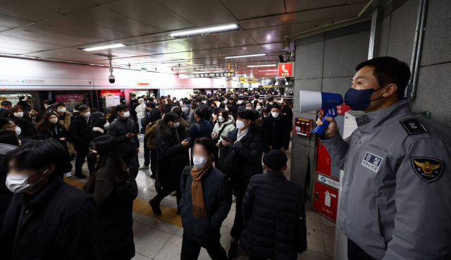 전국철도노동조합이 예고한 파업일을 하루 앞둔 1일 오후 서울 지하철 3·4호선 충무로역 승강장에서 경찰이 확성기로 질서유지를 하고 있다. 연합뉴스