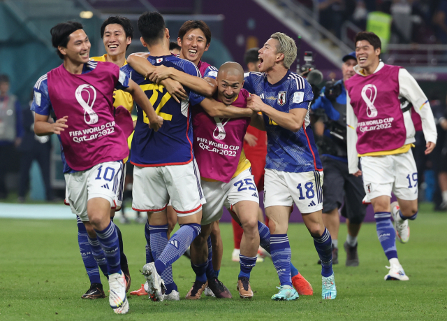 2일 2022 카타르 월드컵 조별리그 E조 3차전 일본과 스페인 경기에서 2 대 1 승리를 거둔 일본 선수들이 경기 종료 뒤 환호하고 있다. 연합뉴스