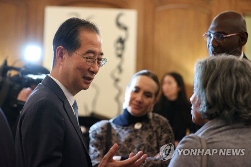 제171차 국제박람회기구(BIE) 총회 참석차 프랑스 파리를 방문 중인 한덕수 국무총리가 11월 29일(현지시간) 파리 주재 각국 BIE 대표들과 만나고 있다./연합뉴스