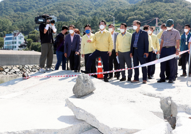 지난 여름 제11호 태풍 한남로로 인해 피해를 입은 전남 여수 만흥항 현지시찰 모습. 사진 제공=전라남도