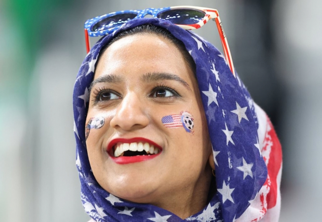 지난달 29일 오후(현지시간) 카타르 도하 앗수마마 스타디움에서 열린 2022 카타르 월드컵 B조 조별리그 3차전 이란과 미국의 경기. 한 여성이 성조기 문양의 히잡을 쓰고 경기를 관람하고 있다.