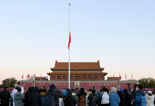 중국 수도 베이징의 톈안먼에 1일 장쩌민 전 국가주석의 죽음을 애도하기 위해 중국 국기가 조기로 게양돼 있다. 신화연합.