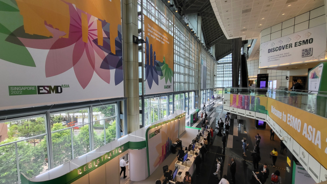 2일(현지시간) 싱가포르 선텍 컨벤션-전시센터에 열리는 유럽종양학회 아시아회의(ESMO Asia Congress 2022)에서 참석자들이 등록하고 있다. 안경진 기자