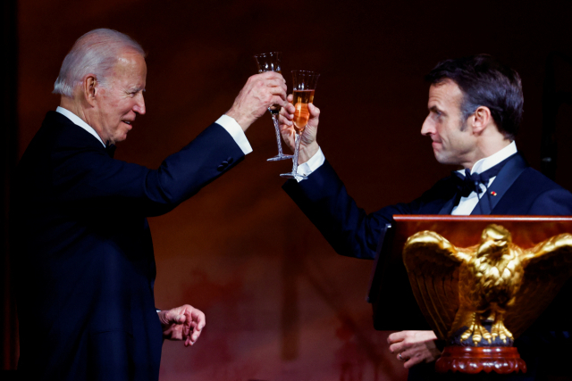 조 바이든(왼쪽) 미국 대통령과 에마뉘엘 마크롱 프랑스 대통령이 1일(현지 시간) 미국 워싱턴DC 백악관에서 열린 국빈 만찬에서 건배하고 있다. /로이터연합뉴스
