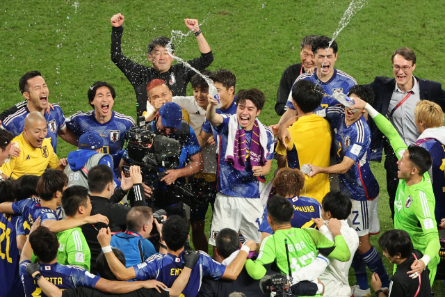 2일 2022 카타르 월드컵 조별리그 E조 3차전에서 스페인을 2 대 1로 누르고 조 1위로 16강에 진출한 일본 선수들이 환호하고 있다. 연합뉴스