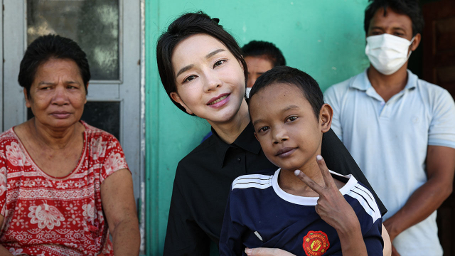 김건희 여사가 12일 캄보디아 프놈펜에서 선천성 심장질환을 앓고 있는 14세 아동의 집을 찾아 아이를 안고 있다. 사진=대통령실