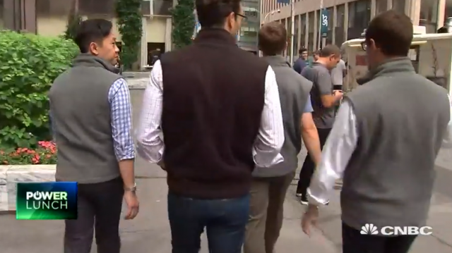 미국 뉴욕의 직장인들이 플리스 집업 베스트를 입고 걸어가고 있다. CNBC방송 캡쳐