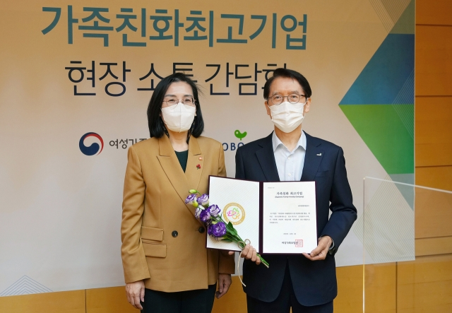 김현숙(사진 왼쪽) 여성가족부 장관과 신창재 교보생명 회장이 지난 1일 서울 종로구 교보생명빌딩에서 열린 '가족친화 1호 최고기업' 지정서 수여식에서 기념촬영을 하고 있다. 교보생명은 가족친화인증 제도가 도입된 2008년부터 15년 동안 인증을 유지해왔다. 사진 제공=교보생명