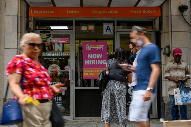 미국 뉴욕시의 한 던킨 도너츠 매장에 신규 직원 채용을 알리는 문구가 걸려 있다. AFP연합뉴스