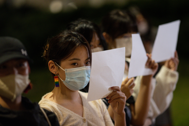 '제로 코로나 반대' 백지시위 벌이는 홍콩대 학생들.연합뉴스