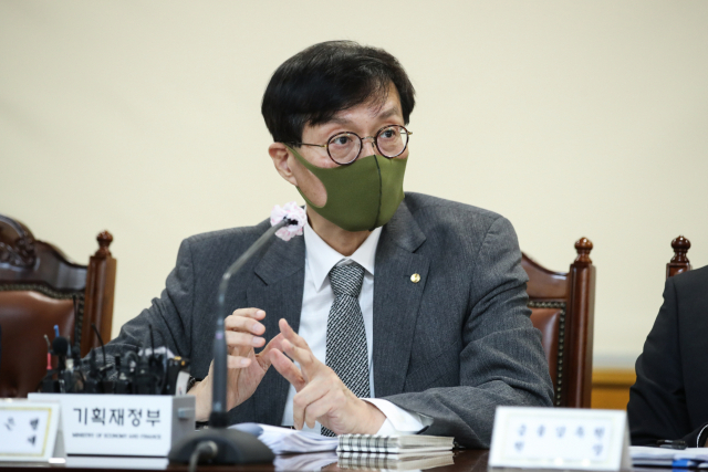 이창용 한국은행 총재가 28일 서울 중구 은행회관에서 열린 비상거시경제금융회의에서 질문에 답변하고 있다. 사진제공=한은