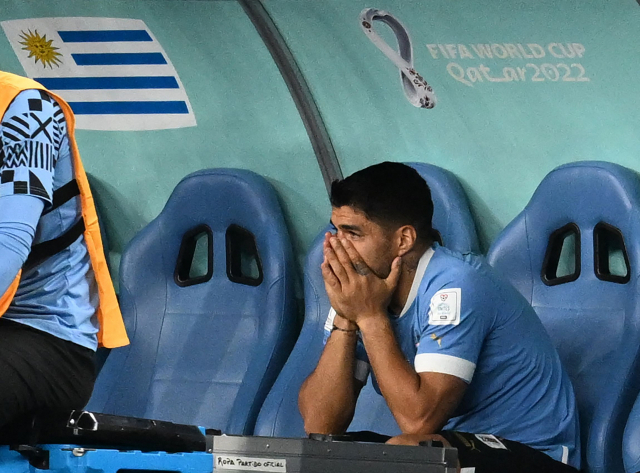 우루과이 축구대표팀의 루이스 수아레스가 벤치에 앉아 있다. AFP 연합뉴스