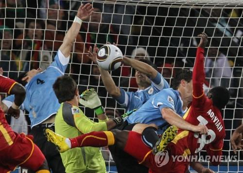 2010 남아공 월드컵 8강전에서 이른바 '신의 손'으로 가나의 득점 막은 수아레스/AFP=연합뉴스