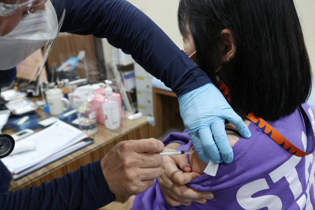 코로나19 BA.4/5 변이를 기반으로 개발된 화이자 개량백신(2가백신) 접종이 시작된 지난달 14일 서울 시내 한 병원에서 의료진이 BA.4/5 기반 백신을 접종하고 있다. 연합 뉴스