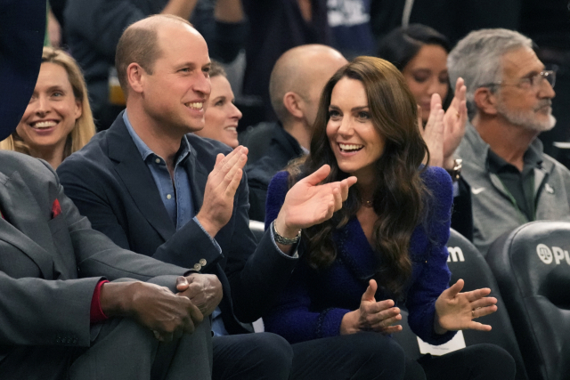 지난달 30일(현지시간) 미국 순방 중인 영국의 윌리엄 왕세자와 케이트 미들턴 왕세자빈이 보스턴에서 NBA 경기를 관람하고 있다. AP연합뉴스