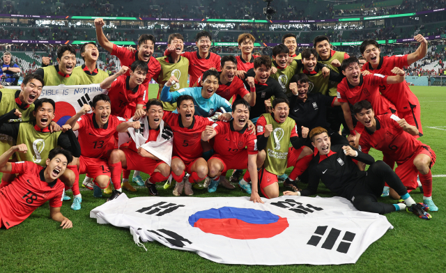 한국 축구대표팀 선수들이 3일 16강 진출을 이룬 뒤 기념촬영을 하며 환호하고 있다. 연합뉴스