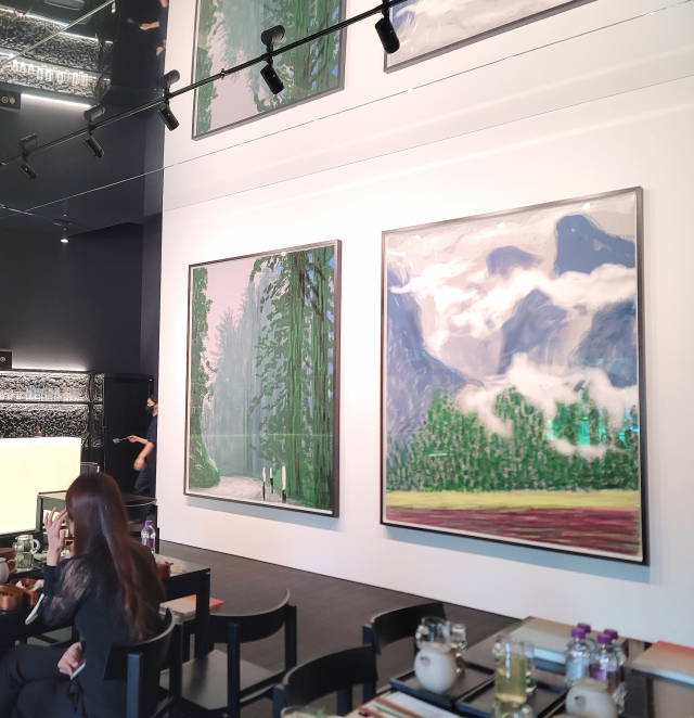 데이비드 호크니의 대형 풍경화 2점이 걸린 페이스갤러리 1층의 '오설록 티하우스' 전경. /조상인기자