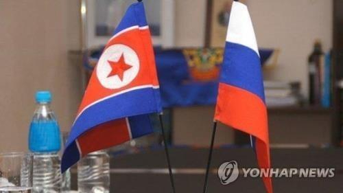 북한 인공기와 러시아 국기./연합뉴스