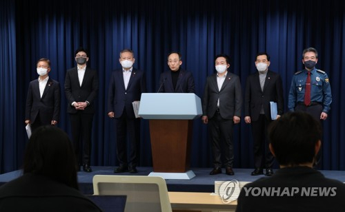 추경호 부총리 겸 기획재정부 장관이 4일 오후 서울 용산 대통령실 청사에서 열린 화물연대 집단운송거부 대응과 관련한 관계장관회의를 마친 뒤 회의 내용에 대해 브리핑하고 있다.왼쪽부터 이정식 고용노동부 장관, 한동훈 법무부 장관, 이상민 행정안전부 장관, 홍남기 부총리, 원희룡 국토교통부 장관, 이창양 산업통상자원부 장관, 윤희근 경찰청장./연합뉴스