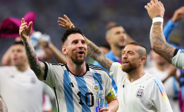 아르헨티나 리오넬 메시가 3일 호주와의 카타르 월드컵 16강전에서 승리한 뒤 동료들과 함께 기뻐하고 있다. 연합뉴스