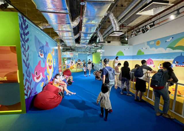 싱가포르 마리나 스퀘어에 위치한 테마파크 '핑크퐁 월드 어드벤처'에서 아이들과 가족들이 공간에 마련된 어트랙션들을 즐기고 있다. 사진 제공=더핑크퐁컴퍼니