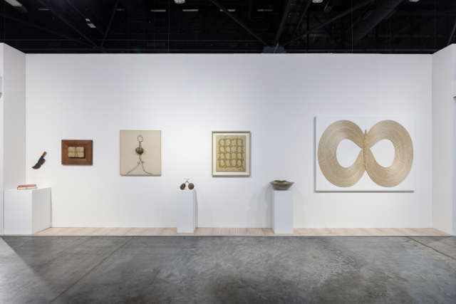 두 번째로 아트바젤 마이애미에 참가한 갤러리현대는 자연적인 재료로 예술의 한계를 실험하며 회화와 조각의 경계를 탐구하는 이승택 작가의 작품들을 메인으로 가져왔다. /사진제공=갤러리현대