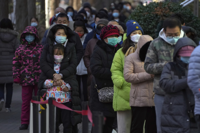 4일(현지시간) 중국 베이징의 한 선별진료소에 시민들이 코로나19 검사를 받기 위해 줄서있다. AP연합뉴스