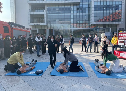 대전관광공사 윤성국(왼쪽 첫번째) 사장과 직원들이 심폐소생술 훈련을 받고 있다. 사진제공=대전관광공사