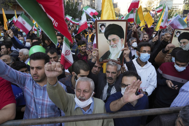 이란 시민들이 11월 4일(현지 시간) 테헤란의 미국 주재 대사관에서 반정부 시위를 벌이고 있다. AP연합뉴스