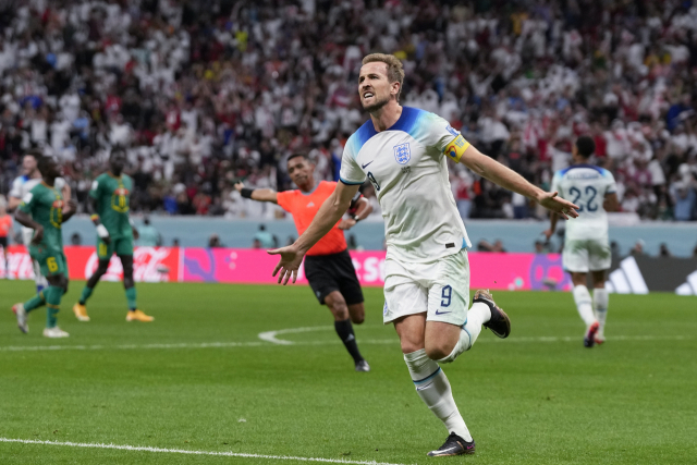 잉글랜드 해리 케인이 5일 2022 카타르 월드컵 16강전에서 골을 넣은 뒤 기뻐하고 있다. AP연합뉴스