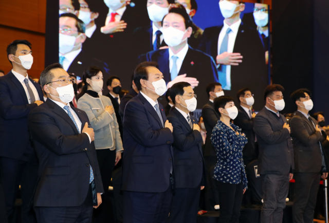 윤석열 대통령이 5일 서울 삼성동 코엑스에서 열린 제59회 무역의날 기념식에서 국기에 경례를 하고 있다. 대통령실통신사진기자단