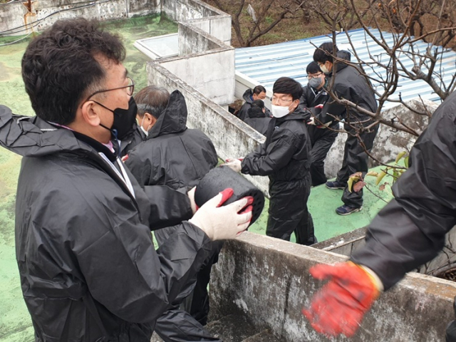 광양제철소 사랑나눔봉사단은 최근 광양시 옥룡면, 봉강면, 광양읍에서 이웃들이 따뜻한 겨울을 날 수 있도록 연탄배달 봉사활동을 진행했다. 사진 제공=광양제철소